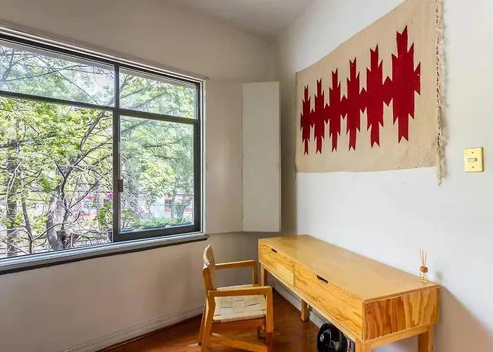 Beautiful, Bright Room, Right On The Park Homestay